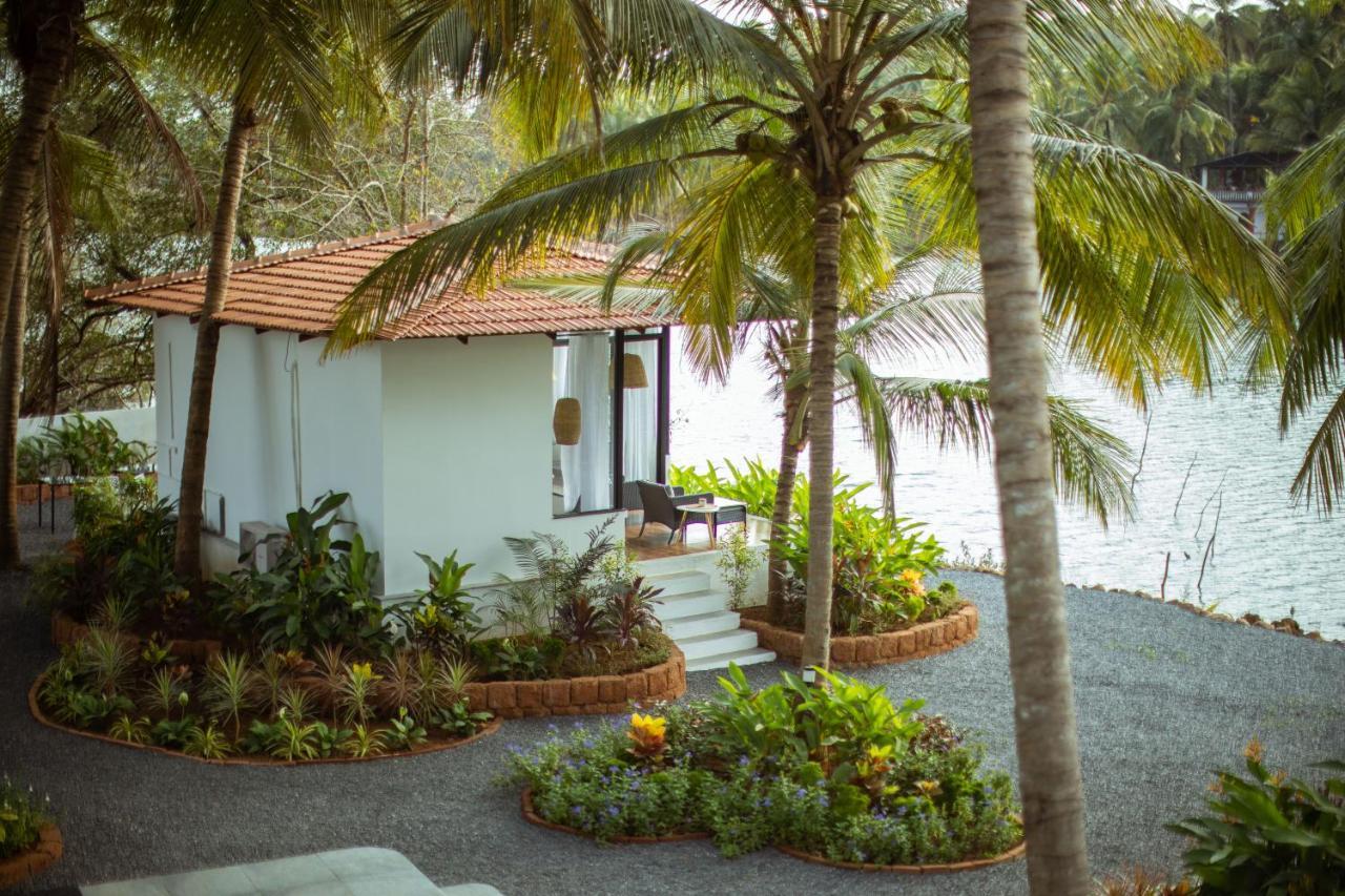 Pont Bleu Riverside & Pool Hotel